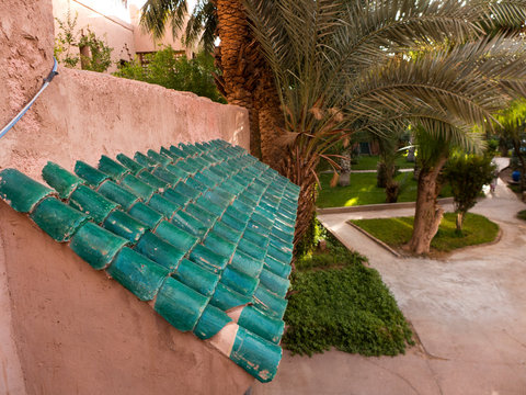 Grünes Dach in einer Parkanlage in Ouarzate in Marokko.