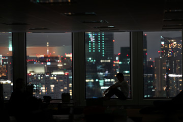 都会の夜景と人々のシルエット