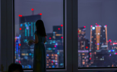 夜景と女性のシルエット