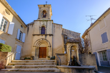 Fototapeta premium Ancienne église catholique de village de Lourmarin. Provence, France. 