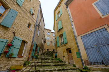 Rue étroite de village de Mane. Alpes de Haute Provence, France.