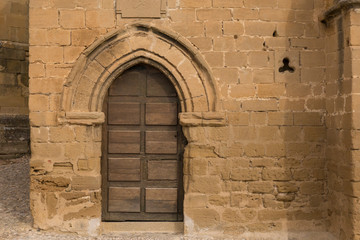 Fototapeta na wymiar Gothic style door of the Castle of San Vicente de la Sonsierra in La Rioja, Spain