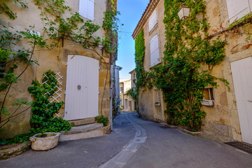 Fototapeta na wymiar Rue du village de Lourmarin, Provence, France.