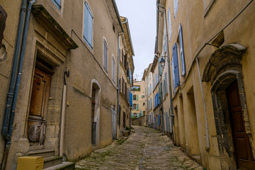Rue étroite de village de Mane. Alpes de Haute Provence, France.