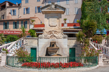 Fountain on the Place Neuve in Grimaud-Village © Jürgen Wackenhut