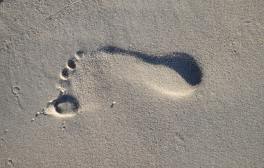 Fototapeta na wymiar foot print on the sand