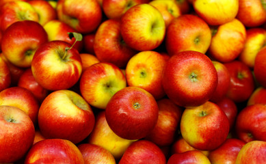 red apples in the market
