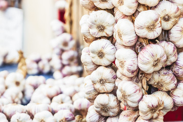 Ail sur un étal de marché