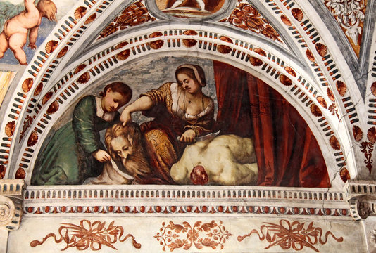Giuditta decapita Oloferne: affresco del Romanino  nella loggia del cortile dei Leoni; Castello del Buonconsiglio, Trento