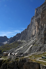 la grande parete del Catinaccio e il rifugio Vajolet; la valle del Vajolet con le torri del Vajolet...