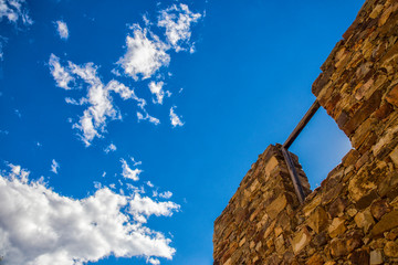 ventana de madera y cielo