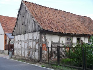Fototapeta na wymiar Uraltes Gebäude in Mühlhausen in Ostpreußen