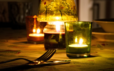 TABLE WITH CANDLES FOR INTIMATE DINNER