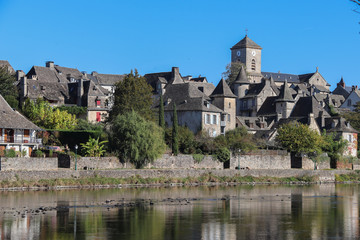 Fototapeta na wymiar Nouvelle-Aquitaine - Limousin - Corrèze - Argentat sur Dordogne - Vue sur le la Quai Lestourgie