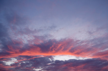 Naklejka premium pink clouds in the sky illuminated by sunrise