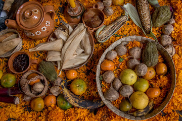 comida organica mexicans, alimentos sanos, ofrenda mexicana con comida y flores, dia de muertos