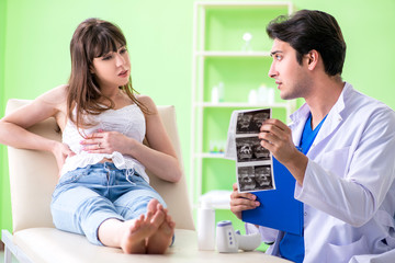 Obraz na płótnie Canvas Pregnant woman visiting radiologyst for ultrasound
