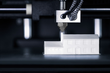 Modell eines Hauses wird im 3D Drucker erstellt, Konzept Zukunft in der Architektur oder Bauwesen...