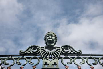 estatua de angel en el cielo azul