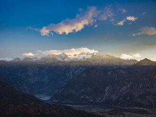 Abendlicher Blick über den Hallstädter See auf die schneebedeckten Gipfel des Dachstein