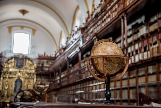 Biblioteca Con Globo Terraqueo