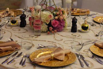 arabic theme table with golden plate
