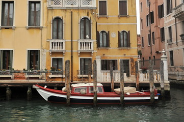 Fototapeta na wymiar Venice. Houses on the canal.