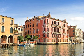 Fototapeta na wymiar Venice. Houses on the canal.