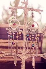 Ohrringe im böhmischen Stil mit Hämatit-Steinperlen mit Regenbogeneffekt © marbenzu