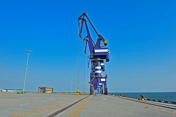 Port crane bridge and bulk carrier