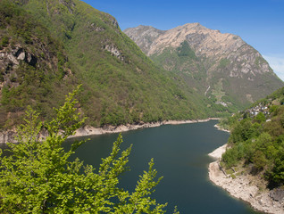Obraz na płótnie Canvas der Lago di Vogorno im Verzascatal mit den Dörfern Vogorno und Corippo,Kanton Tessin,Schweiz