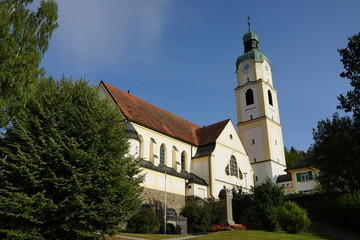 Fototapeta na wymiar Pfarrkirche St. Johannes Nepomuk in bayrisch Eisenstein, bayerischer Wald