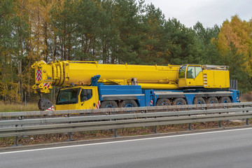 Autokran auf einer deutschen Autobahn