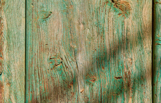 Puertas de madera antigua colorada verde