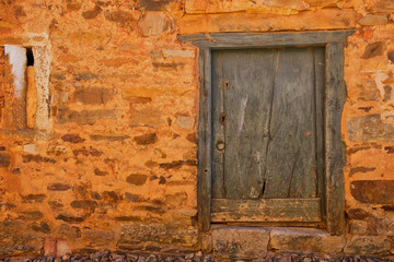 Puertas de madera antigua colorada verde ocre