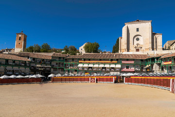 Pueblo y plaza de toros de Chinchon, cerca de Madrid, España
