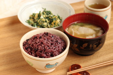 黒米と豚汁の食事