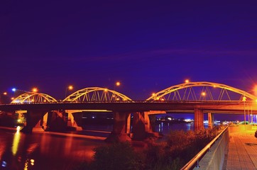 Obraz premium Bridge in the evening with midnight blue sky 
