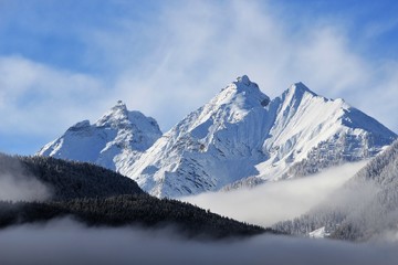 Fototapeta na wymiar montagnes en hiver