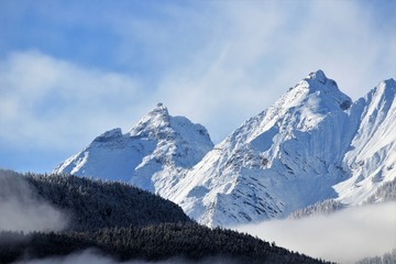 Fototapeta na wymiar montagnes en hiver