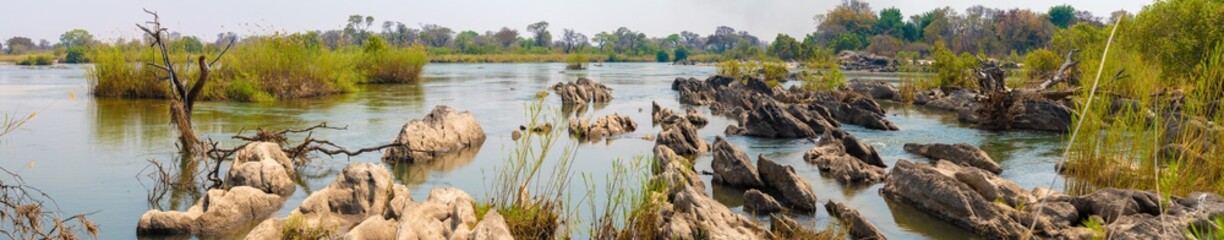 Fototapeta na wymiar wilde Fluss Landschaft mit schroffen Felsen in Namibia, Panorama, Cubango, Okavango, Namibia
