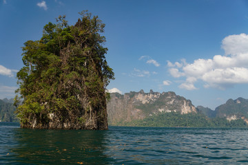 Obraz premium Travel Khao Sok National Park with jungle and Clouds