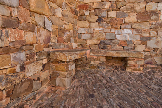 muro de piedra y roca antiguo de color naranja