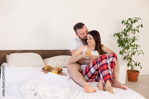 Муж трахает свою жену на кровати