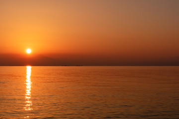 琵琶湖の夜明け_朝陽の反射する湖面