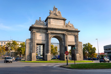 Fototapeta na wymiar Toledo Gate (Puerta de Toledo) in Madrid, Spain