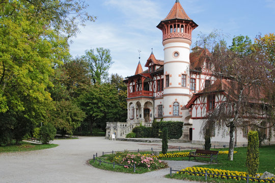 das romantische Kurparkschl&ouml;sschen in Hersching am Ammersee, Bayern