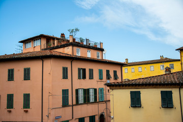 Fototapeta na wymiar Typical italian houses in Lucca