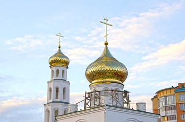Fototapeta na wymiar Church, golden domes. Repairs. Russia