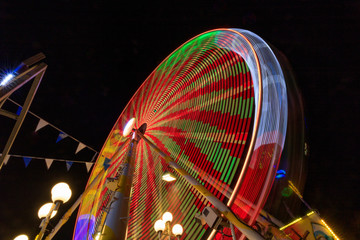 Riesenrad rot grün